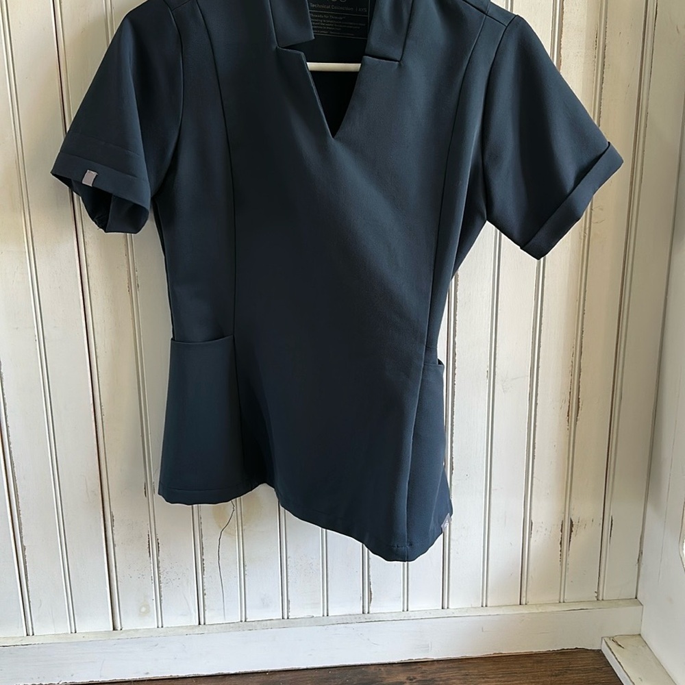 Figs Dark Harbor Inala Scrub Top - Picture 2 of 4